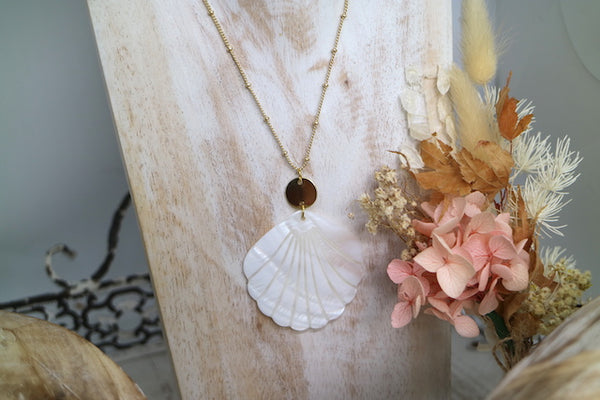 Load image into Gallery viewer, Mother of pearl shell gold necklace
