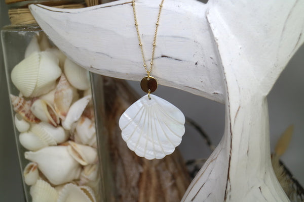 Load image into Gallery viewer, Mother of pearl shell gold necklace
