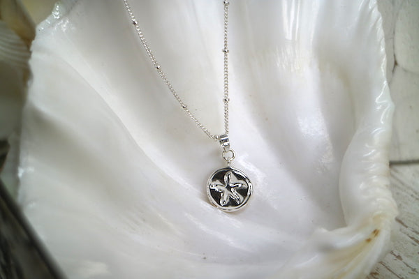 Load image into Gallery viewer, Silver starfish necklace
