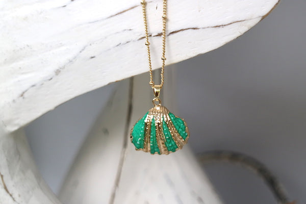 Load image into Gallery viewer, Children&#39;s green and gold shell necklace
