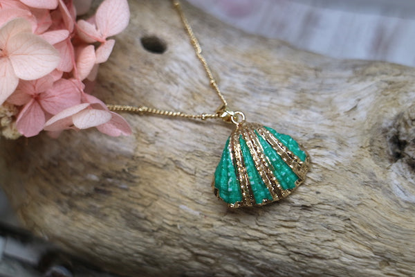 Load image into Gallery viewer, Children&#39;s green and gold shell necklace
