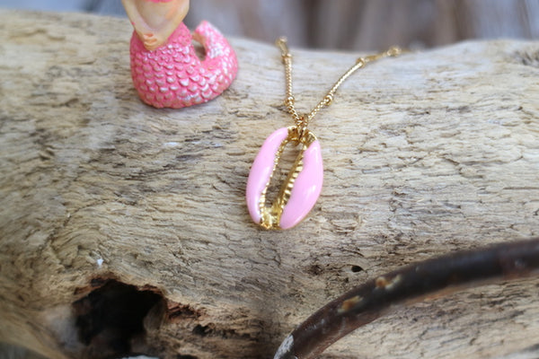 Load image into Gallery viewer, Children&#39;s pink cowrie shell gold necklace
