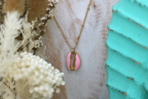 Load image into Gallery viewer, Children&#39;s pink cowrie shell gold necklace
