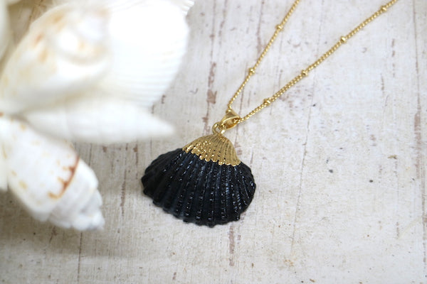 Load image into Gallery viewer, Black and gold cockle shell necklace
