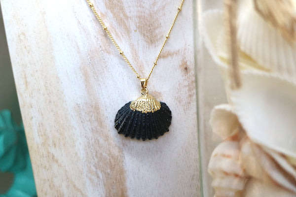 Load image into Gallery viewer, Black and gold cockle shell necklace
