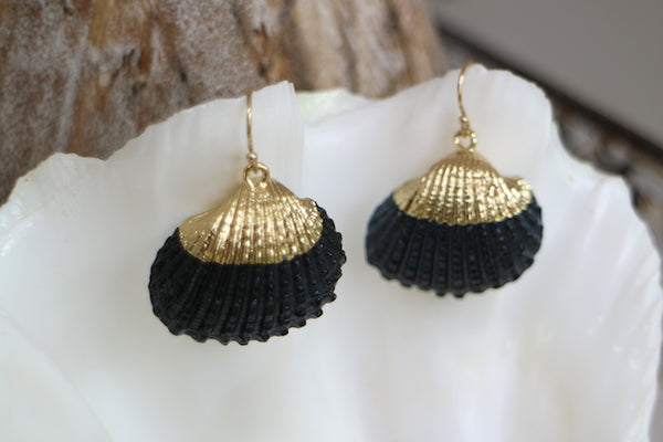 Load image into Gallery viewer, Black and gold cockle shell earrings
