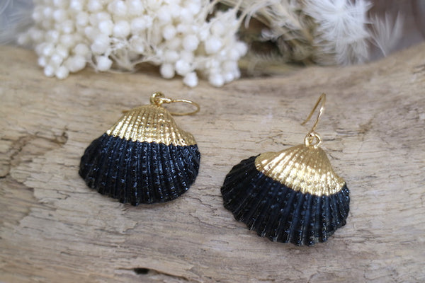 Load image into Gallery viewer, Black and gold cockle shell earrings
