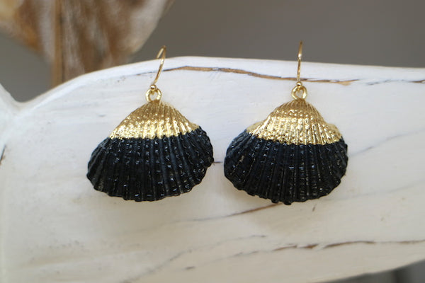 Load image into Gallery viewer, Black and gold cockle shell earrings
