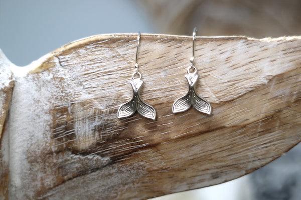Load image into Gallery viewer, Rhodium silver whale tail earrings
