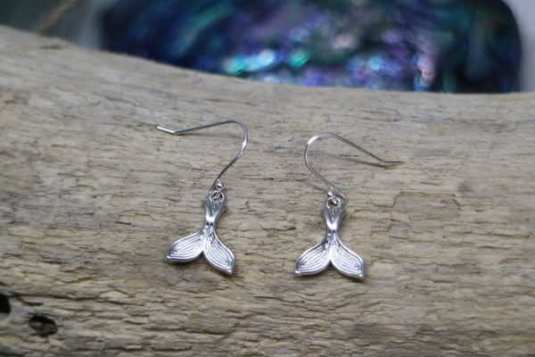 Load image into Gallery viewer, Rhodium silver whale tail earrings
