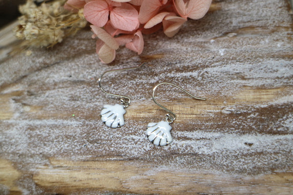 Load image into Gallery viewer, Children&#39;s silver and white shell earrings
