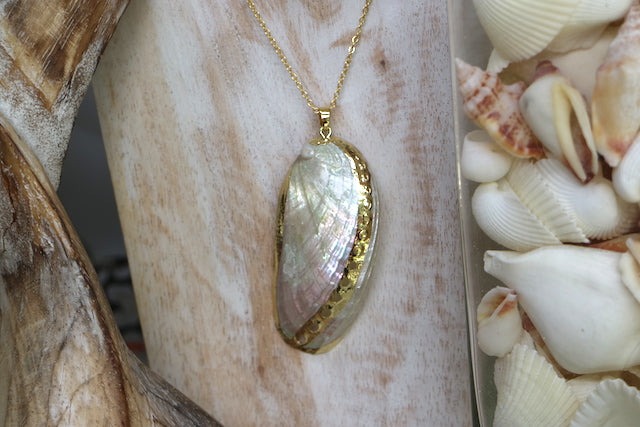 White shell gold necklace