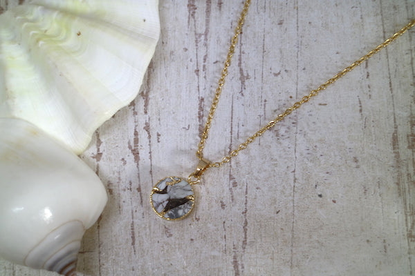 Load image into Gallery viewer, White howlite gemstone and gold necklace

