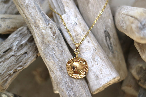 Load image into Gallery viewer, Gold shell coin pendant necklace
