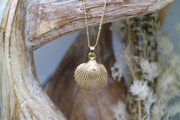 Load image into Gallery viewer, Gold and white pearl shell necklace
