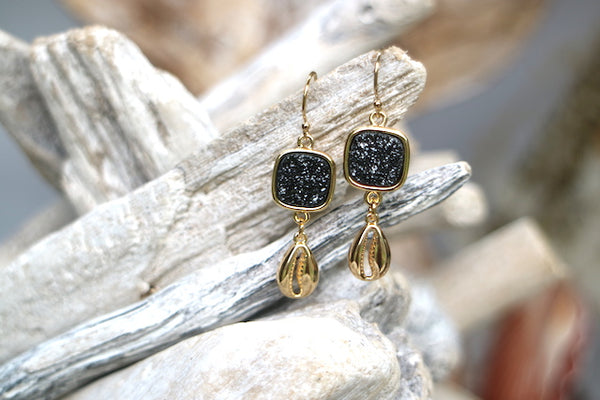 Load image into Gallery viewer, Black druzy quartz and gold cowrie shell earrings
