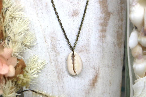 Load image into Gallery viewer, White cowrie shell antique bronze necklace
