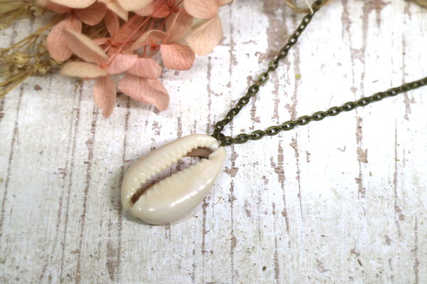 Load image into Gallery viewer, White cowrie shell antique bronze necklace
