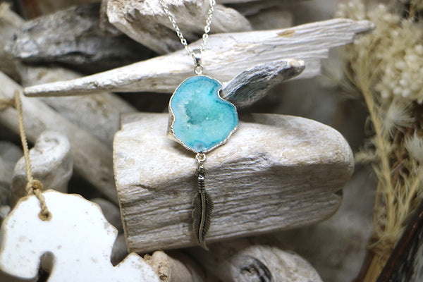 Load image into Gallery viewer, Blue goede druzy agate silver necklace with feather charm
