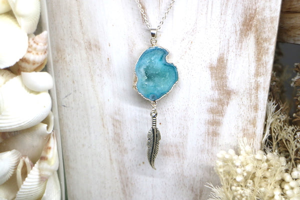 Load image into Gallery viewer, Blue goede druzy agate silver necklace with feather charm
