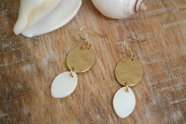 Load image into Gallery viewer, Dita Earrings - Pearl Shell / Gold
