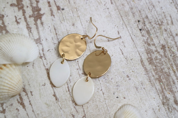 Load image into Gallery viewer, Dita Earrings - Pearl Shell / Gold
