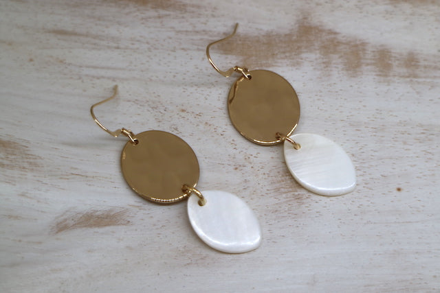 Dita Earrings - Pearl Shell / Gold