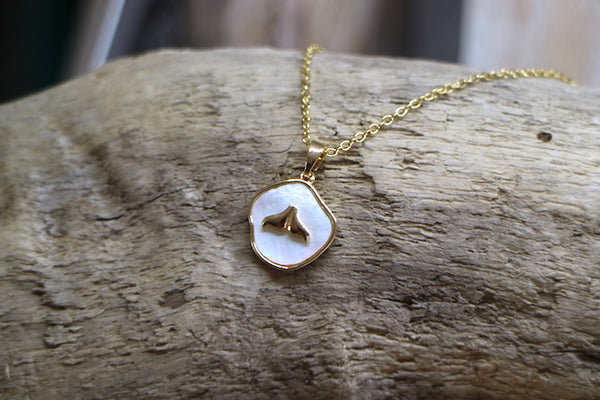 Load image into Gallery viewer, Mother of pearl and gold whale tail necklace
