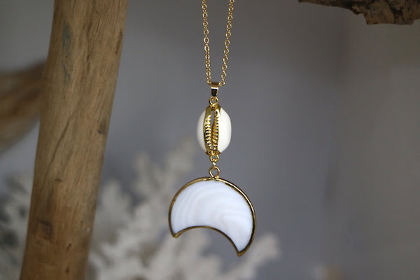 Load image into Gallery viewer, Gold shell and moon necklace
