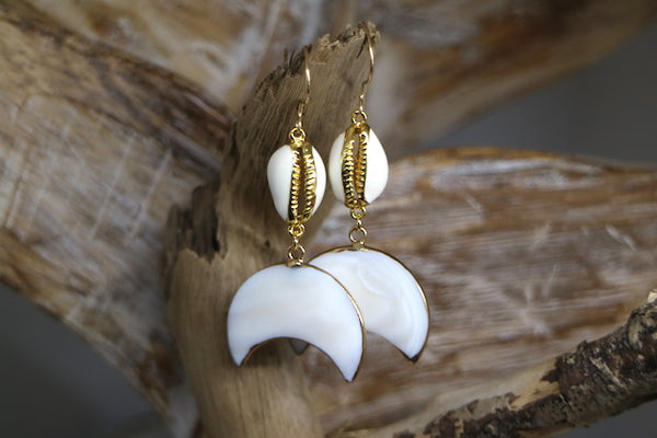 Load image into Gallery viewer, Gold shell and moon earrings
