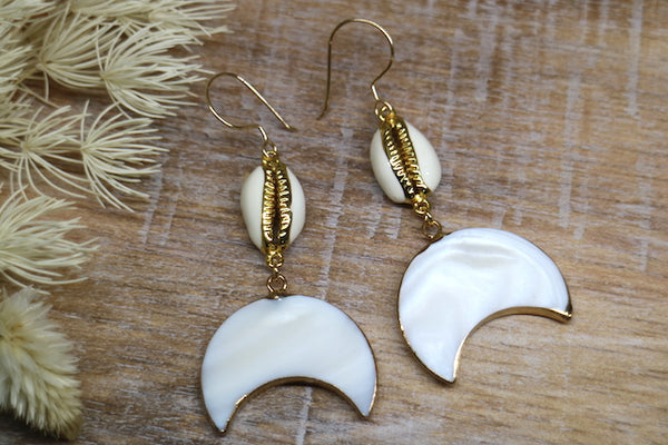 Load image into Gallery viewer, Gold shell and moon earrings
