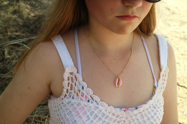 Load image into Gallery viewer, Children&#39;s pink cowrie shell gold necklace
