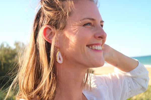 Load image into Gallery viewer, Pink goede druzy agate gold earrings
